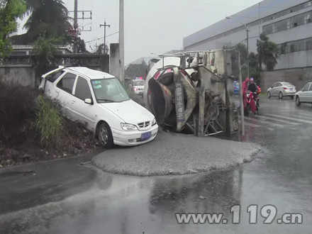 水泥罐車(chē)側(cè)翻司機(jī)被困